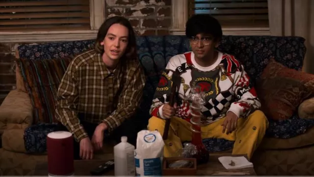 Sudadera Tommy Hilfiger 90s Flag Crew Neck usada por Zahid (Nik Dodani) como se ve en Atypical (S04E04)