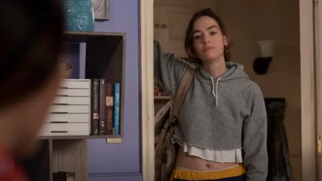 Sudadera corta con marco usada por Casey Gardner (Brigette Lundy-Paine) como se ve en Atypical (S04E05)