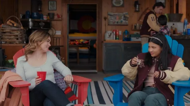 Jeans Gap Double Button portés par Erin (Alisha Newton) dans My Life with the Walter Boys (S01E04)