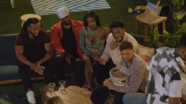 Robe Afrm Revolve Jess portée par Hali Okeowo telle qu’on la voit sur l’île de Föy (S03E07)