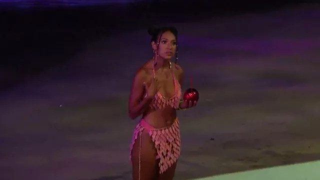 Fstrend Paillettes Tassels Body Chain Bra Jupes Ensemble en Rose porté par Mercedes Northup comme on le voit dans Bachelor in Paradise (S09E10)