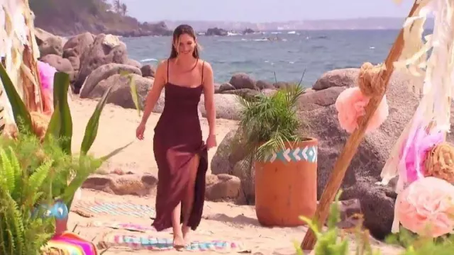 Bec et Bridge Nadia Robe longue drapée en crêpe de satin portée par Katherine Izzo dans Bachelor in Paradise (S09E10)