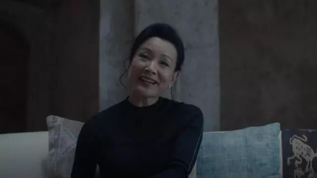 Top ajusté en maille Zara porté par Lu Mei (Joan Chen) comme on le voit dans Un meurtre au bout du monde (S01E05)