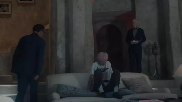 Zapatilla Reebok Freestyle Hi usada por Darby Hart (Emma Corrin) como se ve en Un asesinato en el fin del mundo (T01E05)