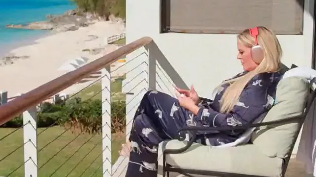 Pyjama en soie passepoilée Petite Plume Panthre de Nuit porté par Heather Gay comme on le voit dans The Real Housewives of Salt Lake City (S04E14)