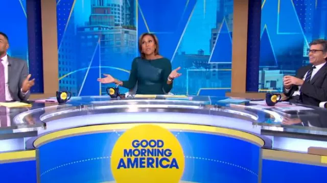 Vestido de Chiara Boni La Petite Robe Malila usado por Robin Roberts en Good Morning America el 12 de diciembre de 2023