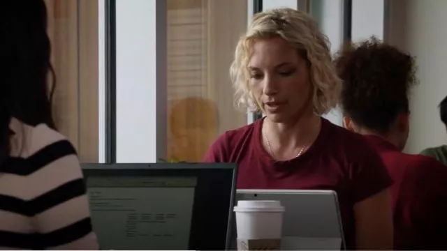 T-shirt en roseau Rag & Bone porté par Juliet Higgins (Perdita Weeks) comme on le voit dans Magnum P.I. (S05E18)