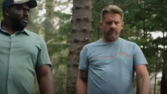 T-shirt Marine Layer Sport Crew Graphic en bleu couronne porté par Rick (Zachary Knighton) comme on le voit dans Magnum P.I. (S05E18)