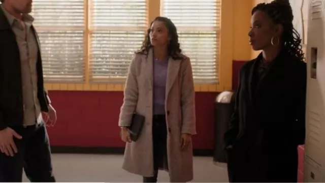 Marks & Spencer Manteau de style décontracté à chevrons en laine mélangée Beige porté par Lacey Quinn (Gabrielle Walsh) comme on le voit dans Found (S01E10)
