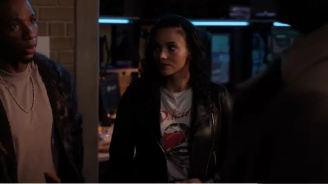T-shirt classique Re/Done Delicious porté par Lacey Quinn (Gabrielle Walsh) comme on le voit dans Found (S01E10)