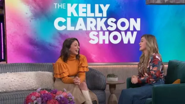 Vince Nouveau Magnolia Silk Blouse worn by Kelly Clarkson as seen in The Kelly Clarkson Show on December 7, 2023