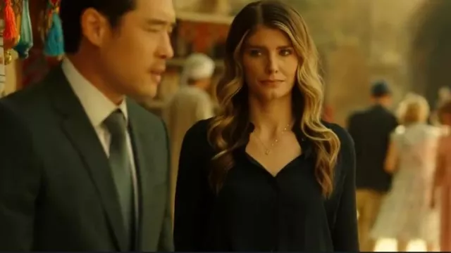 Chemise en soie essentielle portée par Addison Augustine (Caitlin Bassett) dans Quantum Leap (S02E08)