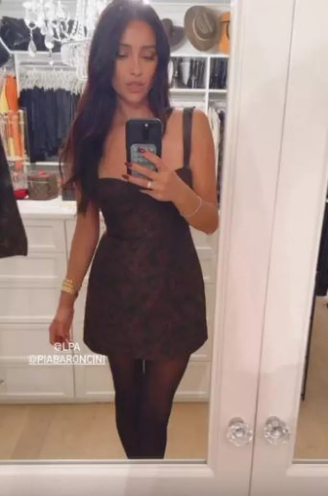 Estuche de succión de silicona Octobuddy usado por Shay Mitchell en su historia de Instagram el 13 de diciembre de 2023