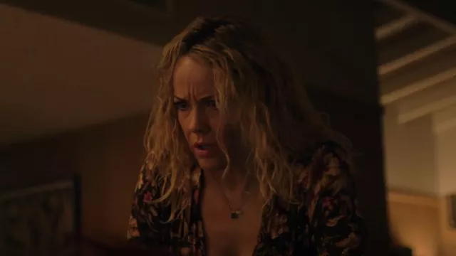 Blusa túnica Anthropologie Deep-V usada por Sandra (Andrea Anders) como se ve en Bookie (S01E05)