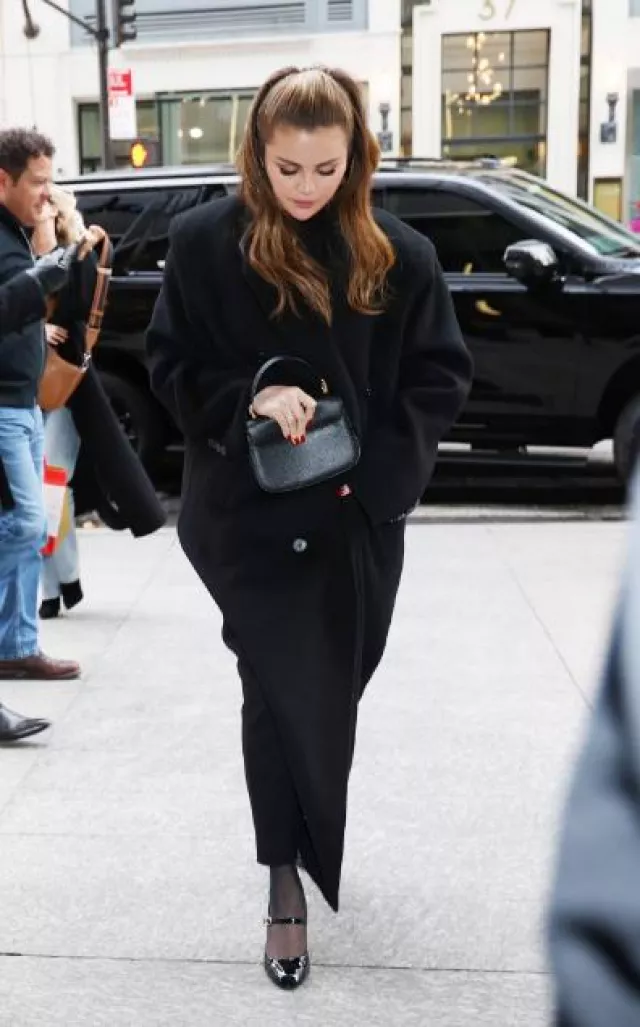 Le manteau Frankie Shop Delphina porté par Selena Gomez à New York le 13 décembre 2023