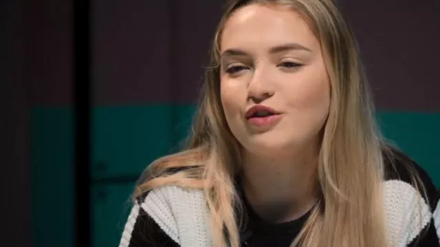 Love Tree Check­ered V-neck Cardi­gan worn by 134 (Dani Templet) as seen in Squid Game: The Challenge (S01E02)