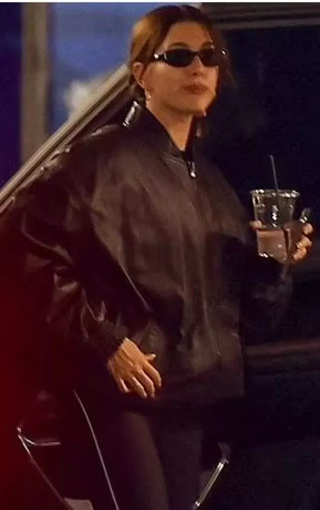 Blouson bomber matelassé Loewe en nylon noir porté par Hailey Baldwin à Los Angeles le 15 décembre 2023