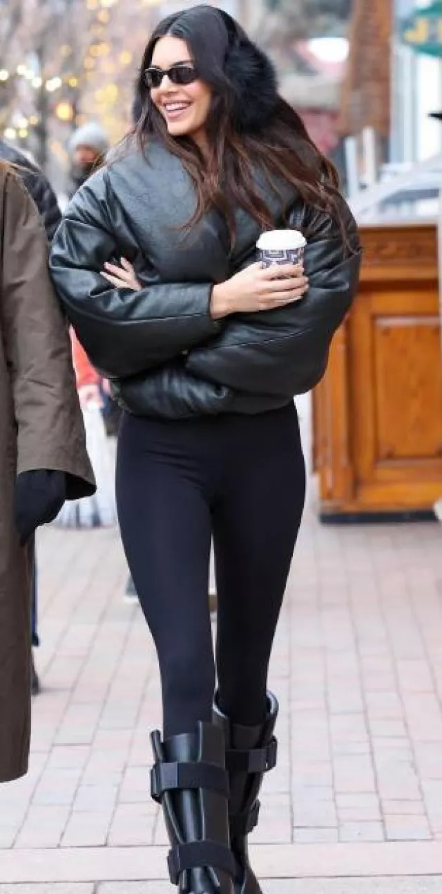 Legging Tom Ford Glossy porté par Kendall Jenner à Aspen le 15 décembre 2023