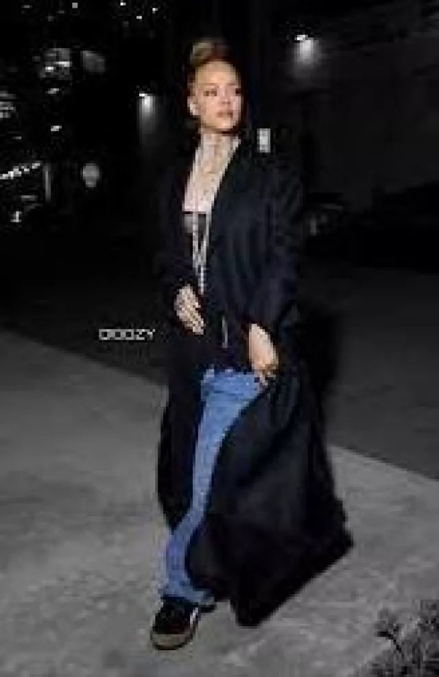 Jeans baggy bas Agolde porté par Rihanna au poste de siège de Roc Nation le 10 décembre 2023