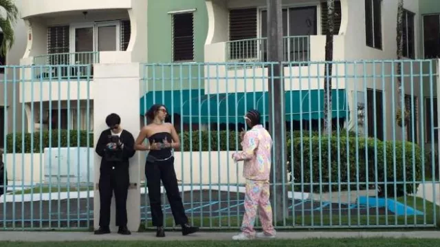 Pantalon de travail Louis Vuitton LV porté par Santi (Tyler Dean Flores) dans Neon (S01E07)