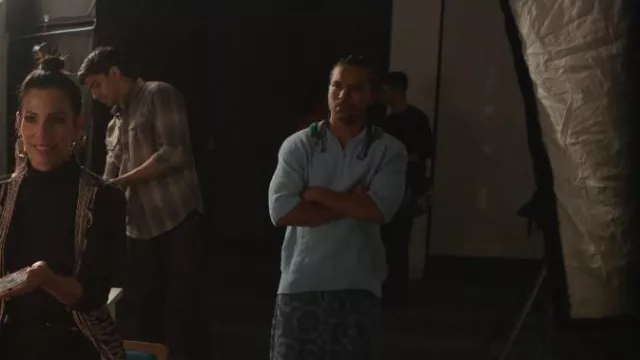 Polo en tricot bleu Zara porté par Santi (Tyler Dean Flores) comme on le voit dans Neon (S01E08)