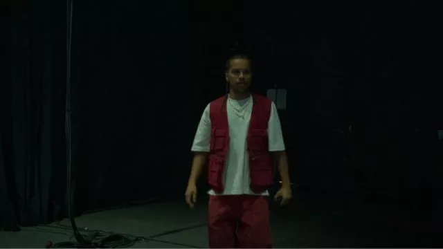 Gilet de photographe du patrimoine de la République de la Banane porté par Santi (Tyler Dean Flores) comme on le voit dans Neon (S01E01)