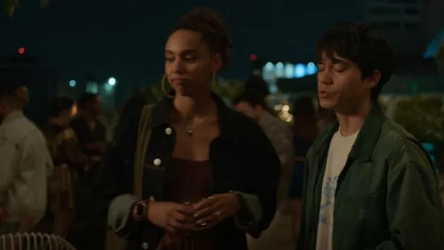 Veste verte délavée Carhartt portée par Felix (Jordan Mendoza) comme on le voit dans Neon (S01E02)