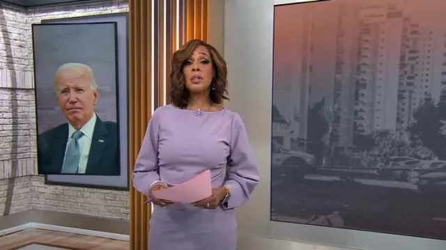 Chiara Boni La Petite Robe Carlyn Robe En Glycine portée par Gayle King comme on le voit dans CBS Mornings le 14 décembre 2023