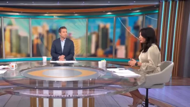 Ann Taylor Robe portefeuille plissée scintillante portée par Nancy Chen dans CBS Mornings le 17 décembre 2023