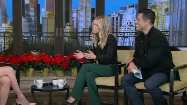 Pantalon Tyrah d’Acne Studios porté par Kelly Ripa comme on le voit dans LIVE avec Kelly et Mark le 12 décembre 2023
