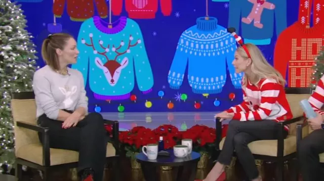 Jersey de cuello redondo de Talbots en intarsia de reno usado por Katharine McPhee como se vio en VIVO con Kelly y Mark el 15 de diciembre de 2023