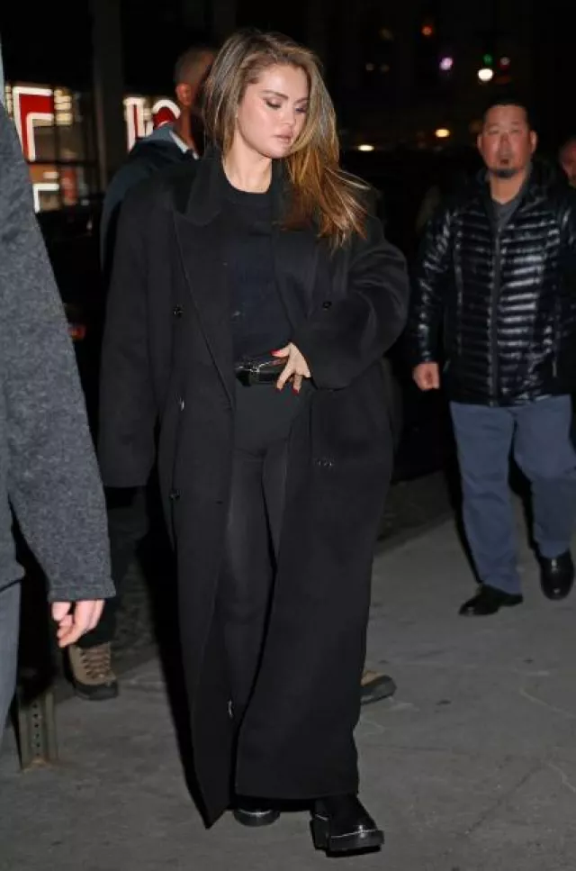 Le manteau Frankie Shop Delphina porté par Selena Gomez à New York le 12 décembre 2023