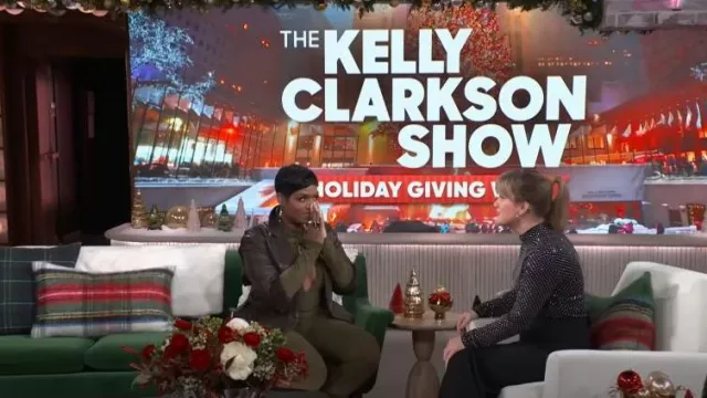 Top de cuello alto adornado Veronica Beard Parke usado por Kelly Clarkson como se ve en The Kelly Clarkson Show el 18 de diciembre de 2023