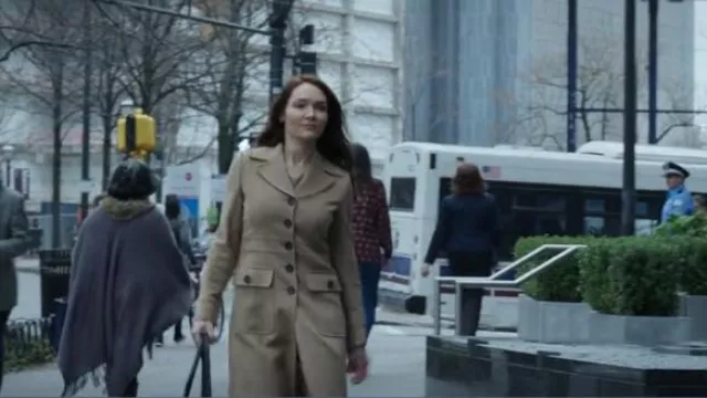 Brooks Brothers Camel Hair Polo Coat porté par Clare Shaw (Katrina Lenk) comme on le voit dans Ozark (S04E02)