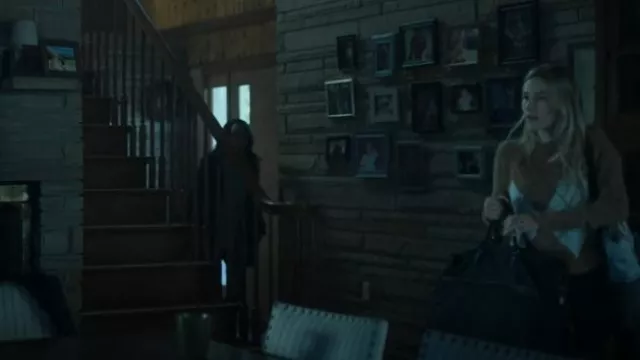 Pull en tricot Emme Murge porté par Charlotte Byrde (Sofia Hublitz) comme on le voit dans Ozark (S04E02)