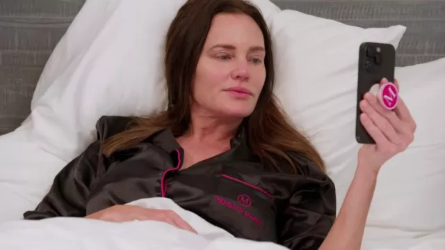 Meredith Marks Long pyjama noir avec passepoil rose porté par Meredith Marks comme on le voit dans The Real Housewives of Salt Lake City (S04E15)