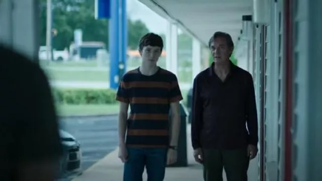 T-shirt à col rond à rayures marron porté par Jonah Byrde (Skylar Gaertner) dans Ozark (S04E11)