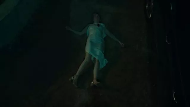 Cl by Laundry Chinese Laundry Jody Ankle Strap Sandalia usada por Ruth Langmore (Julia Garner) como se ve en Ozark (S04E14)