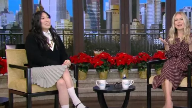 Minifalda plisada Sandro Rhinestone Houndstooth usada por Awkwafina como se vio en VIVO con Kelly y Mark el 18 de diciembre de 2023