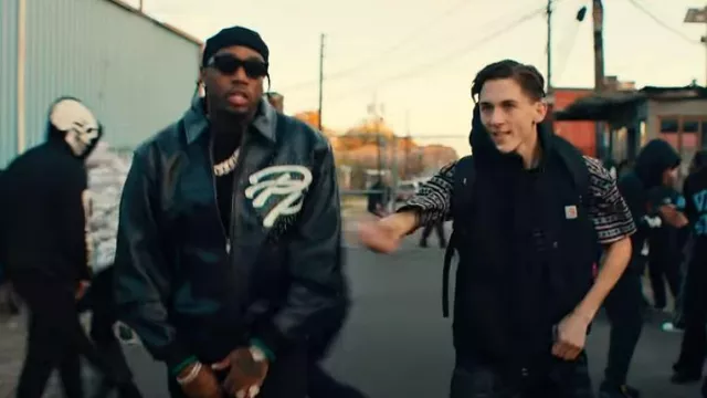 Gilet de canard à capuche en toile noire Carhartt porté par Lil Mabu dans TEACH ME HOW TO DRILL avec Fivio Foreign (Clip officiel)