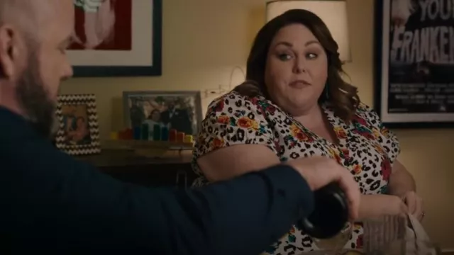 Betsey Johnson Robe mi-longue léopard blanc à fleurs Challis Fit & Flare portée par Kate Pearson (Chrissy Metz) comme on le voit dans This Is Us (S06E12)