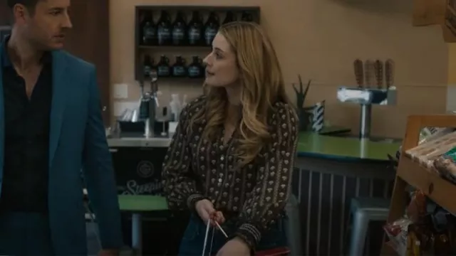 Veronica Beard Camisa Marcella usada por Sophie Larson (Alexandra Breckenridge) como se ve en This Is Us (T06E14)