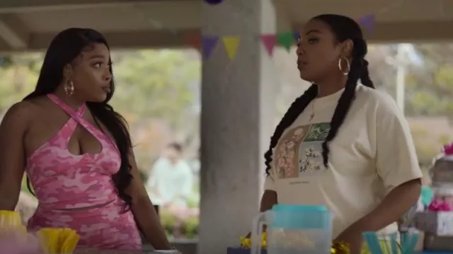 Camiseta de Carhartt Bloomin' usada por Shawna Clark (Aida Osman) como se ve en Rap Sh!t (S02E08)