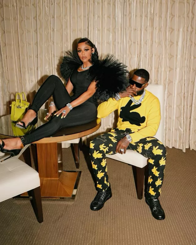 Pantalones de pana negra y parche de conejito amarillo de Jw Anderson usados por Gucci Mane en la cuenta de Instagram @laflare1017