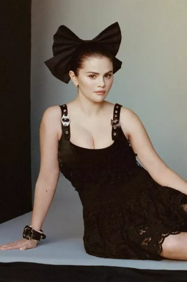 Boucles d’oreilles Cartier Juste Un Clou portées par Selena Gomez chez Vogue Mexico le 21 décembre 2023