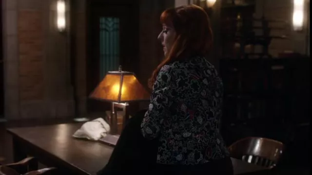 Chaqueta de encaje multicolor y floral de Zara usada por Rowena MacLeod (Ruth Connell) como se ve en Supernatural (T13E21)