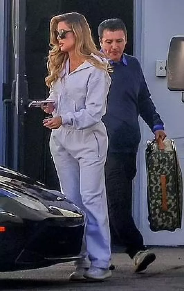 Louis Vuitton Takashi Murakami Rolling Luggage porté par Khloé Kardashian au poste de Los Angeles le 8 décembre 2023
