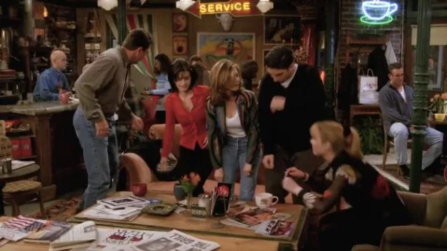 La veste rayée multicolore Todd Oldham portée par Rachel Green (Jennifer Aniston) dans la série Friends (S02E18)