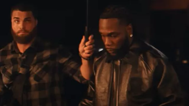 Chaqueta de cuero Avirex All Black Ostrich 'City Racer' usada por Burna Boy en Giza (feat. Seyi Vibez) [Video musical oficial]