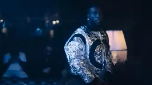 Chaqueta bomber Tire-O acolchada plateada metálica y negra de color blanco roto usada por Burna Boy en Giza (feat. Seyi Vibez) [Video musical oficial]